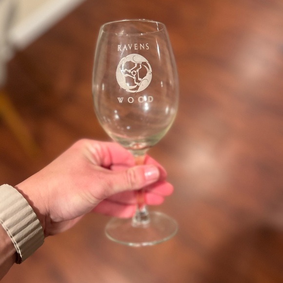 RAVENSWOOD WINERY | Crystal Clear Wine Glass Pair with winery logo - Picture 8 of 13